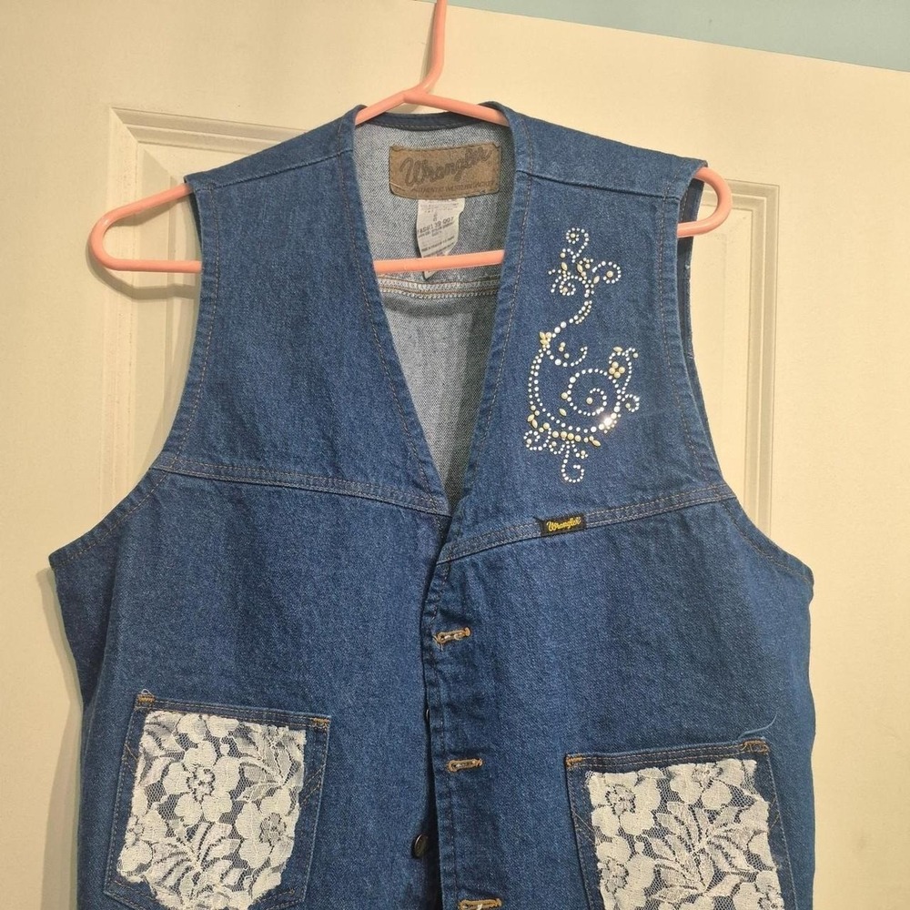 women's wrangler Denim vest with lace details and pockets fits XL, 2XL